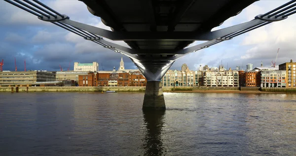 Blick von unten auf die berühmte Millenniumsbrücke — Stockfoto