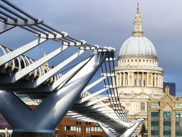 Millenniumbrücke und St. Pauls — Stockfoto