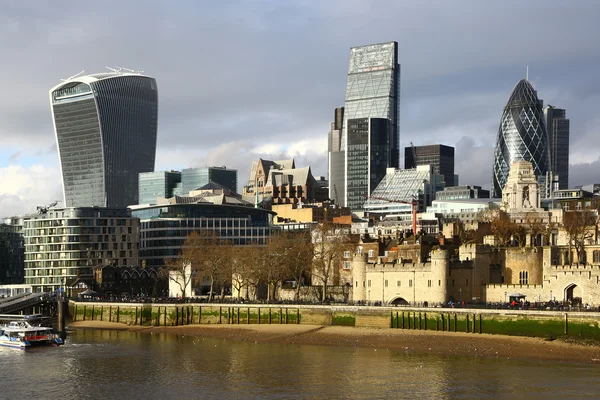 Londra Kulesi ve şehir — Stok fotoğraf