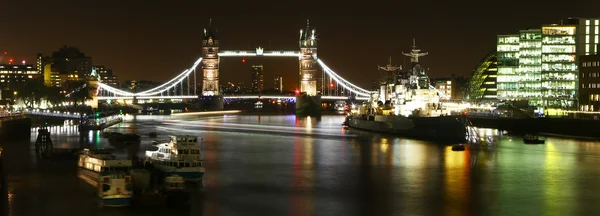 Tower Bridge und die Themse bei Nacht — Stockfoto