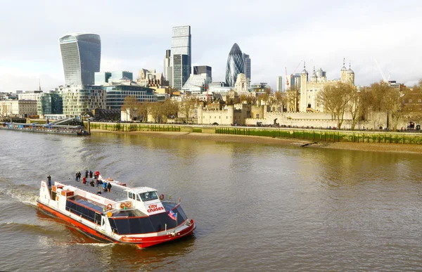 Fähre auf der Themse und London City — Stockfoto