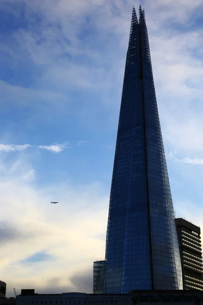 シャード ビルと航空機 — ストック写真