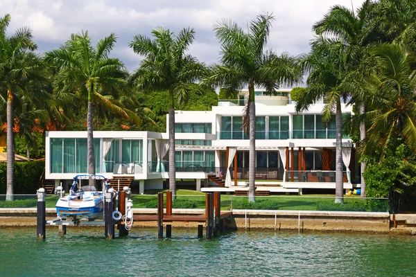 Villa contemporánea en Miami — Foto de Stock