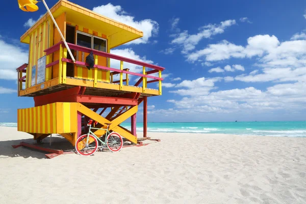 Moderna cykel & badvakt station i Miami Beach — Stockfoto