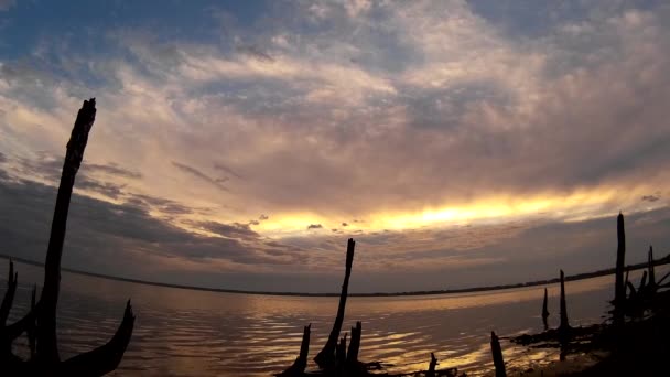 Рассвет на озере — стоковое видео
