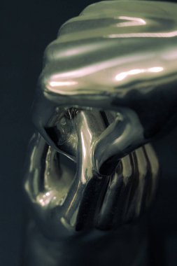 Bir elin diğerinin elini kaldırmasına yardım ettiği bir heykel..