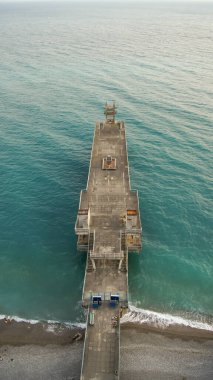 Karadeniz kıyısındaki terk edilmiş iskele.