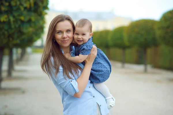 Hermosa familia — Foto de Stock