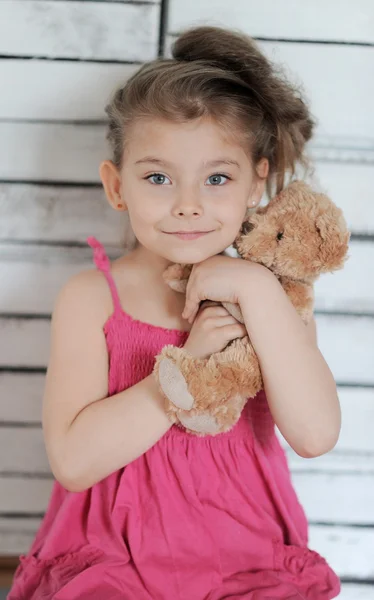 Menina bonito com um brinquedo — Fotografia de Stock