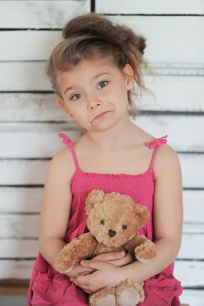 Menina bonito com um brinquedo — Fotografia de Stock