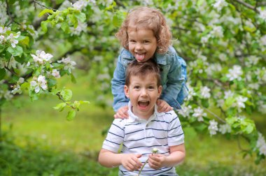 kız ve erkek kardeş