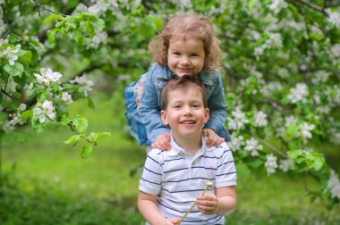 kız ve erkek kardeş