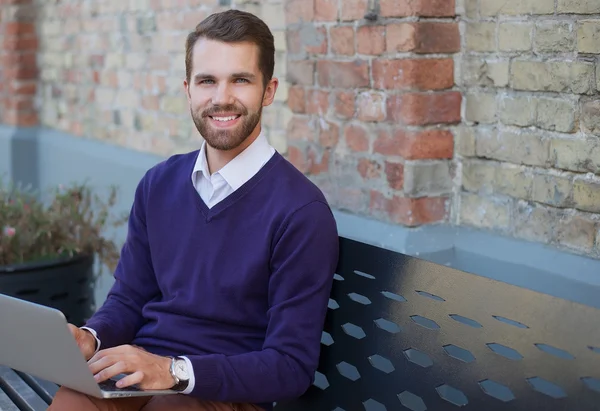 Uomo con laptop — Foto Stock