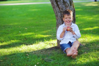 Parkta çok güzel çocuk