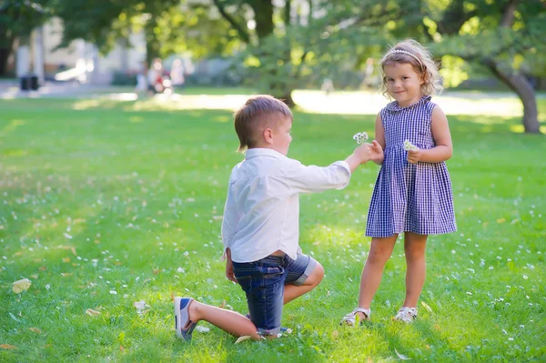 Çocuklar parkta — Stok fotoğraf