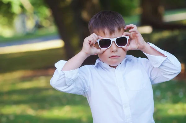 Adorabile ragazzo nel parco — Foto Stock