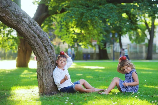 Niños en el parque — Foto de Stock