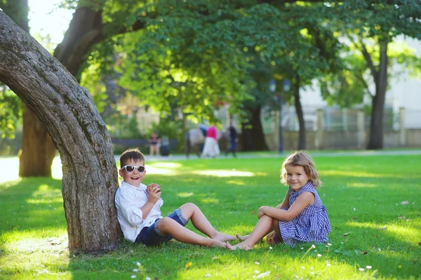 Дети в парке — стоковое фото
