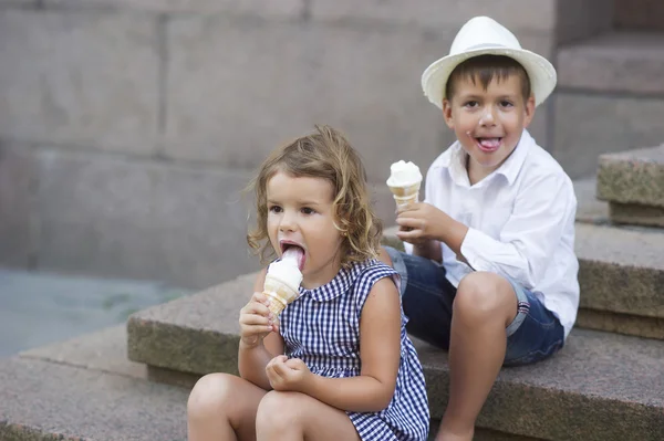 Irmão e filha — Fotografia de Stock