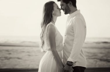 hoş bir çift sahilde