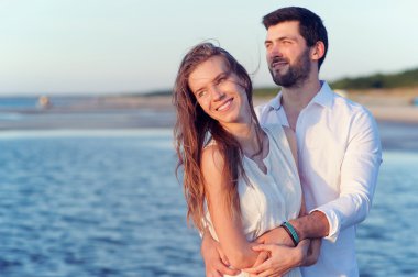 hoş bir çift sahilde