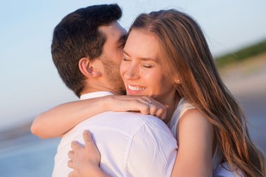 hoş bir çift sahilde