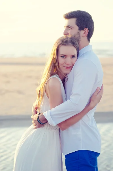 Linda pareja en la playa —  Fotos de Stock