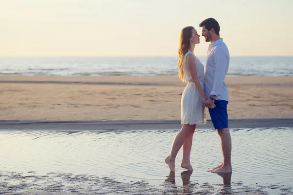 Linda pareja en la playa —  Fotos de Stock