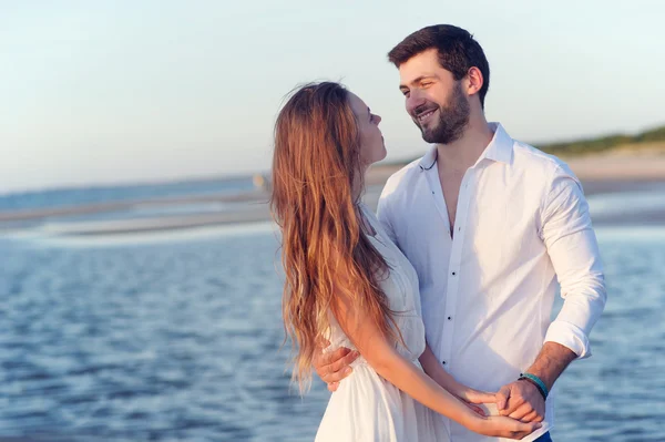 Coppia carina sulla spiaggia — Foto Stock