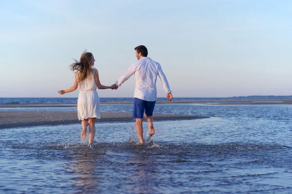 Söta par på stranden — Stockfoto