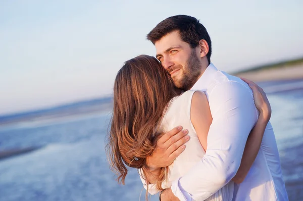 Leuk paar op het strand — Stockfoto