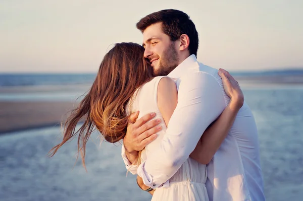 Bonito casal na praia — Fotografia de Stock