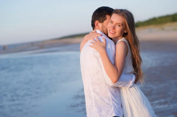 Bonito casal na praia — Fotografia de Stock