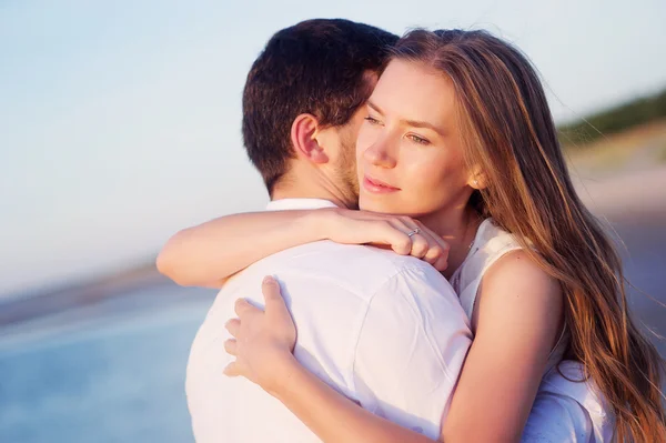 Linda pareja en la playa —  Fotos de Stock