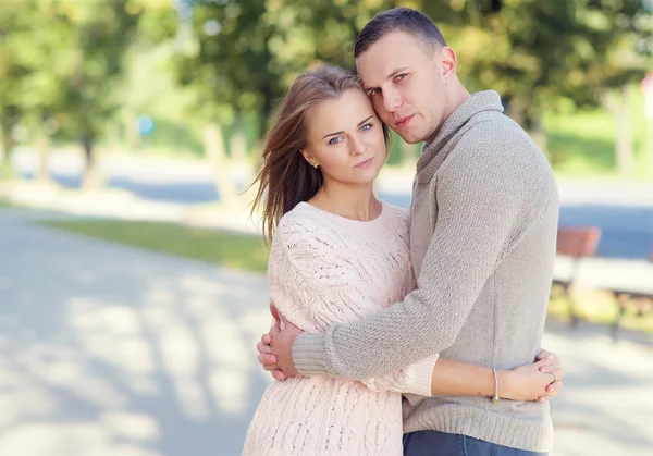 Preciosa pareja al aire libre —  Fotos de Stock