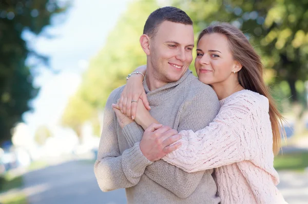 Lindo casal ao ar livre — Fotografia de Stock