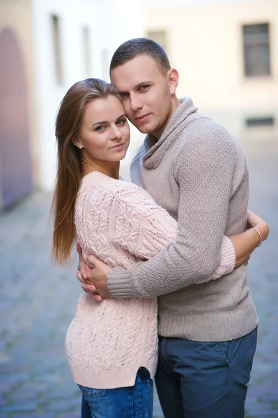 Lindo casal ao ar livre — Fotografia de Stock