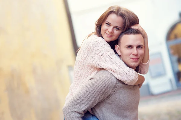 Preciosa pareja al aire libre —  Fotos de Stock