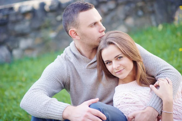 Lindo casal ao ar livre — Fotografia de Stock