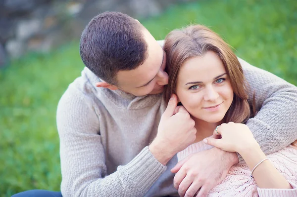 Lindo casal ao ar livre — Fotografia de Stock