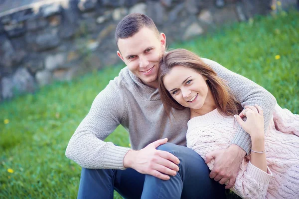 Lindo casal ao ar livre — Fotografia de Stock