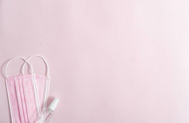 Tıbbi malzemeler masada. Pipet, glikoz ölçer, antibiyotik, antibakteriyel sprey, insülin kalem, petri kabı, cerrahi makas, haplar ve virüslere karşı önlem ve korumadan hemen yukarıda yatıyordu. Coronavirus, COVID-19