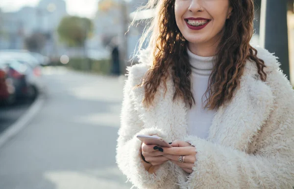 Jeune Femme Méconnaissable Avec Des Crochets Sur Les Dents Souriant — Photo