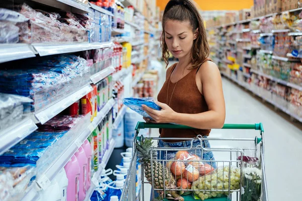 Paquete Retención Cliente Femenino Artículo Supermercado Mujer Joven Tomando Producto — Foto de Stock