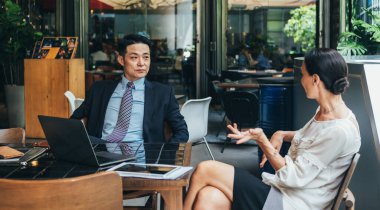 Büyük iş lideri harika bir dinleyicidir. Modern kafede konuşan iş adamları yatırım fikirleri ve işbirliği planları hakkında tartıştılar.