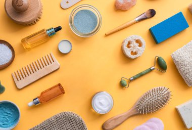 Sarı arka planda sıfır atık kozmetik ürünü. Cilt bakımı ve vücut bakımı için fotokopi alanı olan çevre dostu banyo güzellik ürünleri