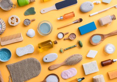 Sarı arka planda sıfır atık kişisel bakım ürünleri. Cilt bakımı ve vücut bakımı için çevre dostu banyo güzellik ürünleri