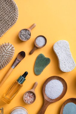 Sarı arka planda ev cilt bakımı için sıfır atık çevre dostu spa ürünleri. Cilt bakımı ve vücut bakımı için doğal organik güzellik ürünü.