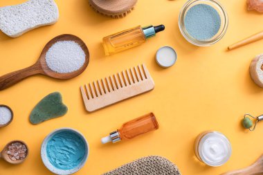 Sarı zemin üzerinde fotokopi alanı olan güzellik için doğal kozmetik ürünler