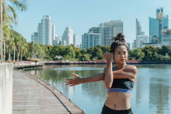 Fit Femme Étirant Bras Avant Travailler Dans Parc Ville Portrait — Photo